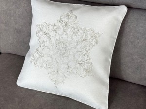 Poszewka świąteczna 40x40 cm srebrny haft  int 0149 Boże Narodzenie   biała  1 szt   